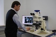 Инженер Е.М. Чернев за работой на Лабораторном микроскопе Axioskop 40 c системой анализа изображений 
